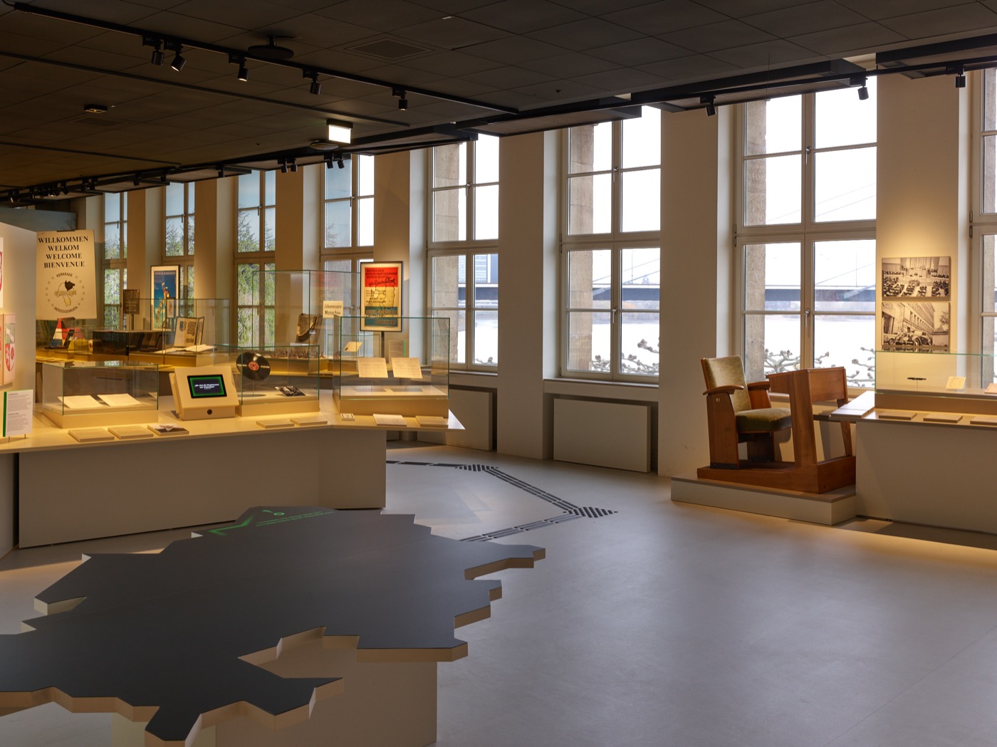 75 Jahre NRW im Behrensbau Düsseldorf, erster Ausstellungsraum, Rheinseite