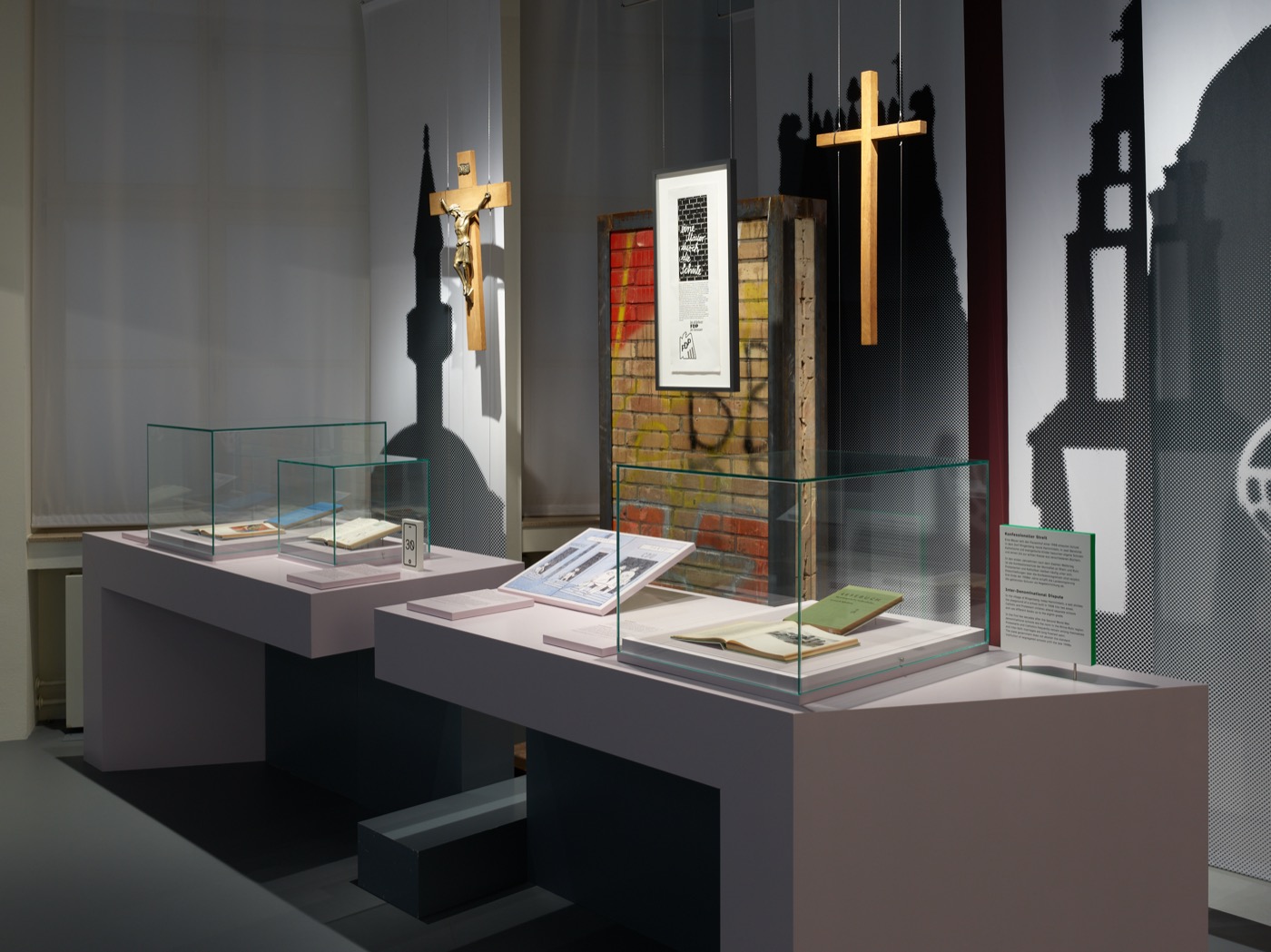 75 Jahre NRW im Behrensbau Düsseldorf, Ausstellungsraum Bereich Kirche, Religion