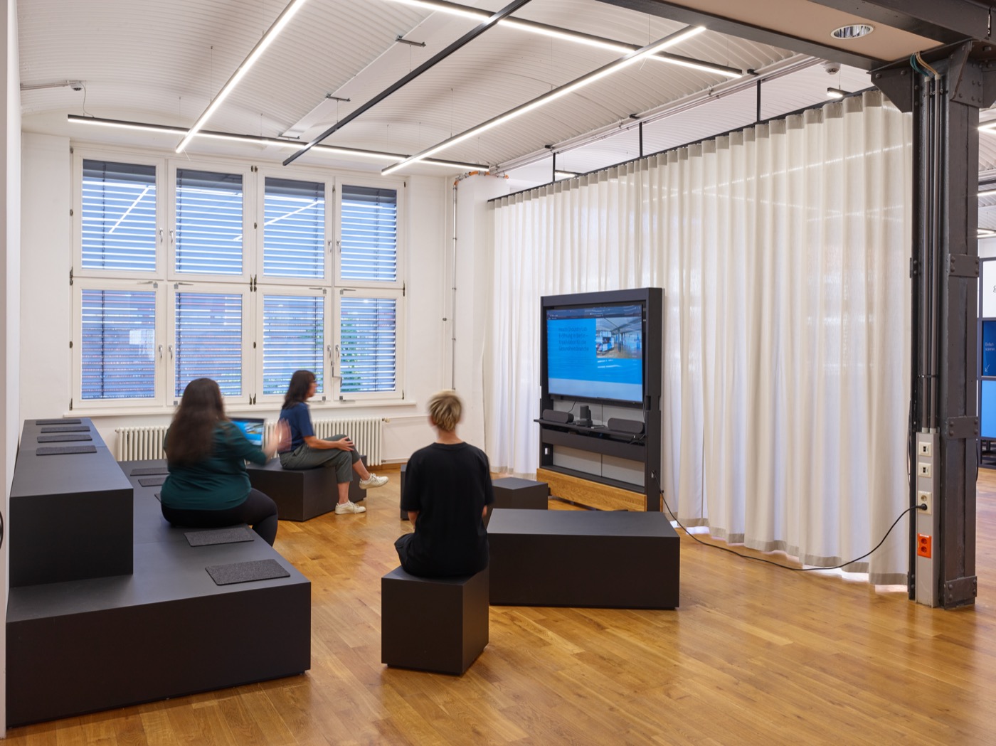 IBM-IX Health Lab, Veranstaltungs- und Ausstellungsbereich mit Sitzbereich für Videokonferenzen