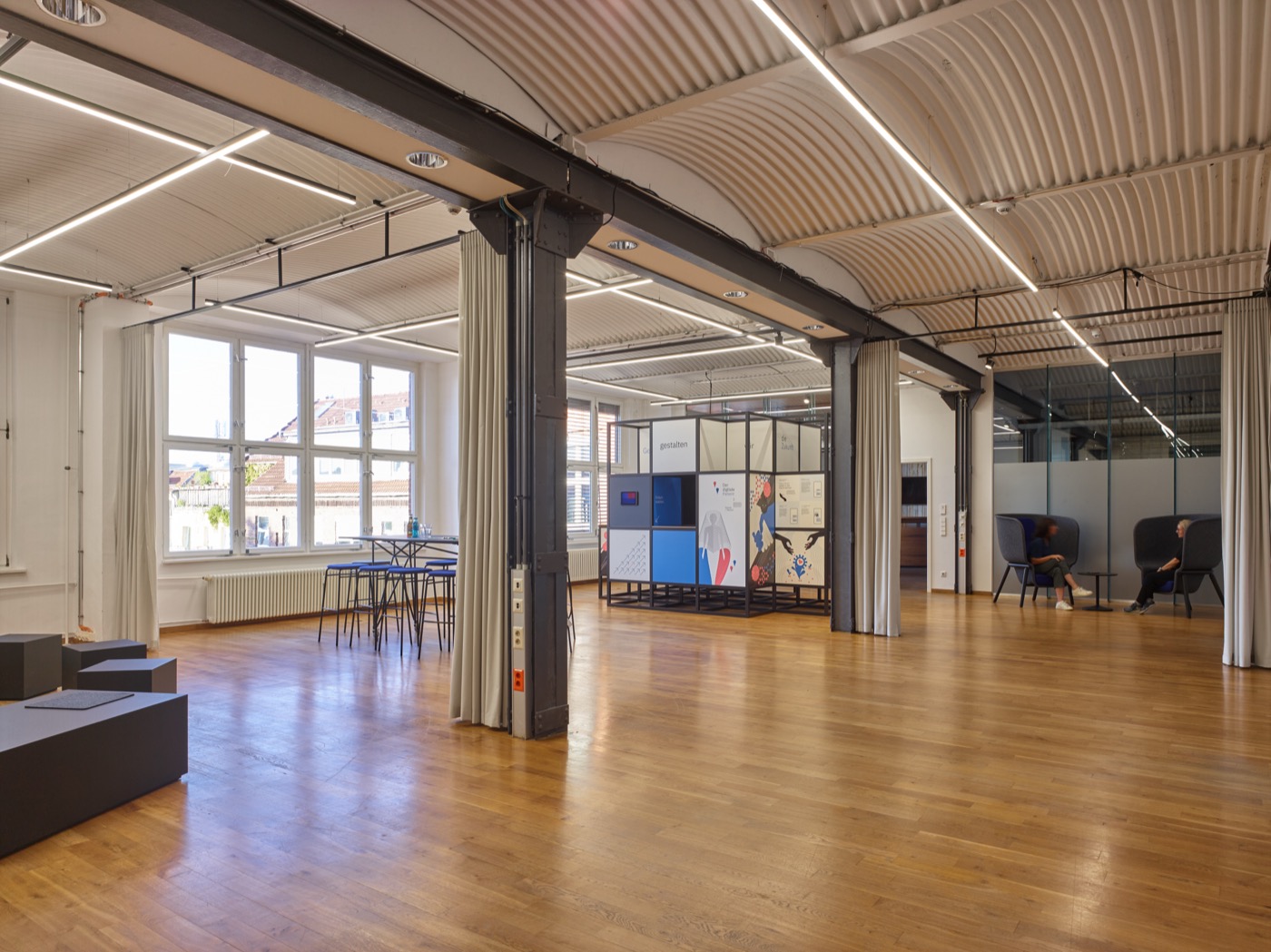 IBM-IX Health Lab, Veranstaltungs- und Ausstellungsbereich mit Ausstellungsskulptur
