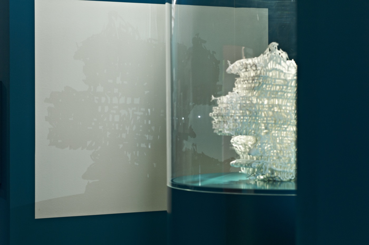 Audi Urban Future Award in Venedig, Detailbild des Datenwürfels in Vitrine mit Projektion auf Wandfläche