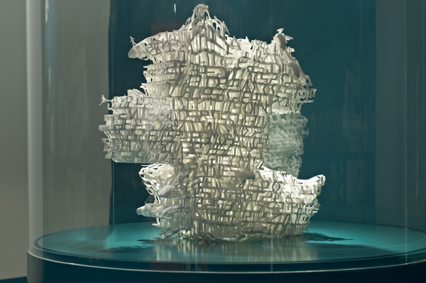 Audi Urban Future Award in Venedig, Detailbild des Datenwürfels von Jürgen Mayer H in einer Vitrine