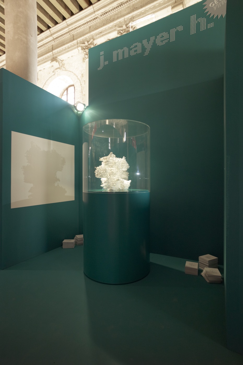 Audi Urban Future Award in Venedig, Ausstellungsbereich mit Vitrine mit Datenwürfel von Jürgen Mayer H und Projektion des Datenwürfels auf Wandfläche